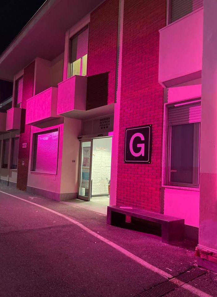Il padiglione pediatrico dell'Ospedale di Borgomanero fino al 20 novembre sarà illuminato di viola