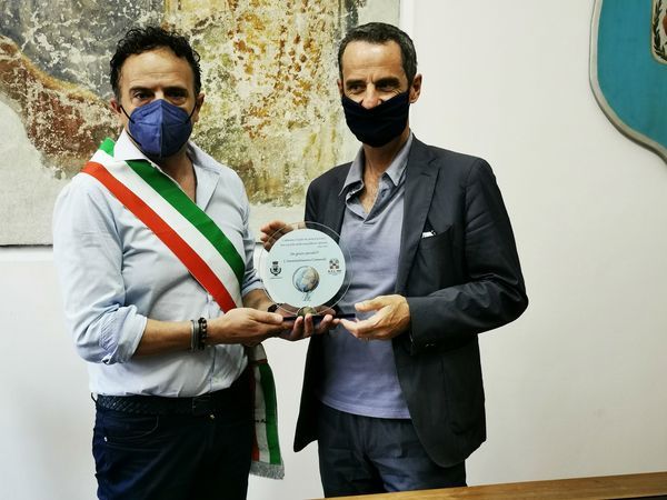 Consegnata al Direttore di Asl Novara una targa per ringraziare gli operatori sanitari