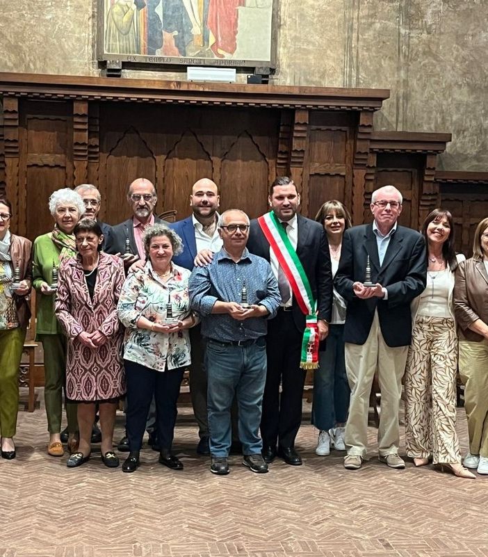 Novara, cerimonia in Broletto per i dipendenti comunali andati in pensione nel 2024