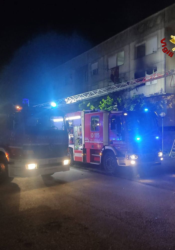 Incendio in appartamento disabitato a Novara: intervengono i vigili del fuoco
