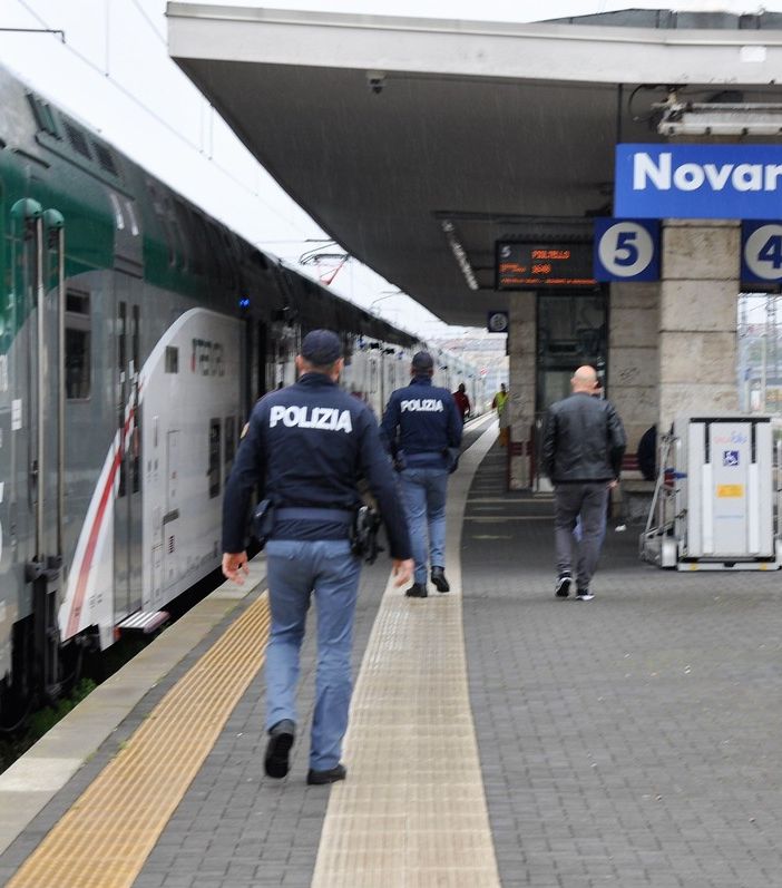 Uomo travolto da un treno alla stazione di Novara: ferito alle gambe