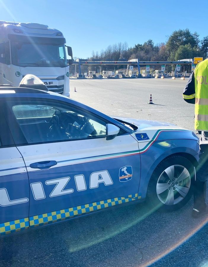 Notizie dal Piemonte. Venaria (To), guida per 6 km contromano in tangenziale, fermato dalla Stradale