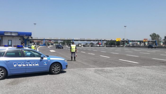 Alla guida di un carro attrezzi con una patente falsa, multa e denuncia a piede libero