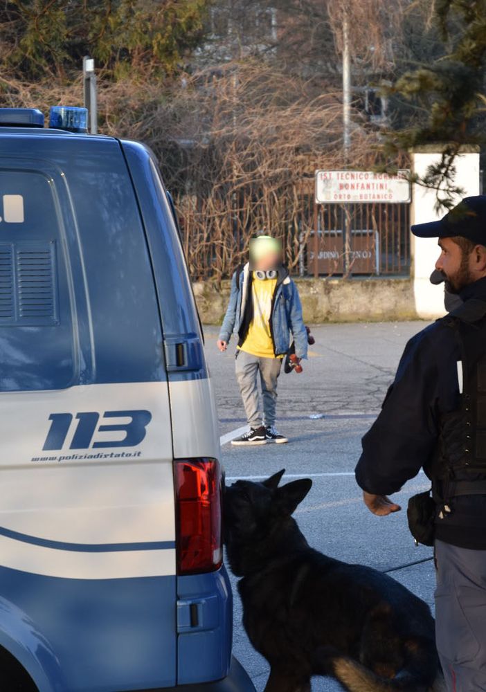 Novara: la Polizia di Stato e il Reparto cinofili di Torino effettuano controlli nelle scuole superiori