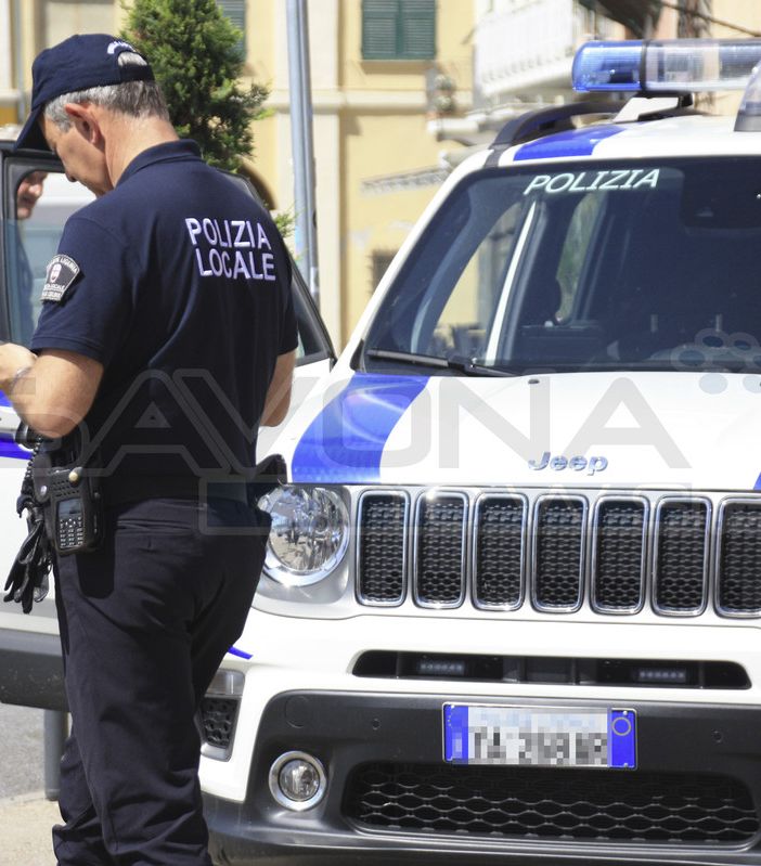 Ruba alimenti e alcolici dal supermercato minacciando il titolare per non pagare: denunciato in Liguria un turista novarese
