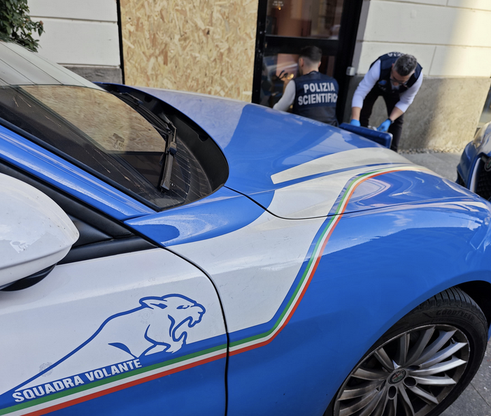 Ruba smartphone e table dopo aver spaccato due vetrine, arrestato 19enne italiano