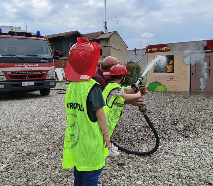 Pompieropoli fa tappa a Galliate: tanti giochi per i piccoli vigili del fuoco