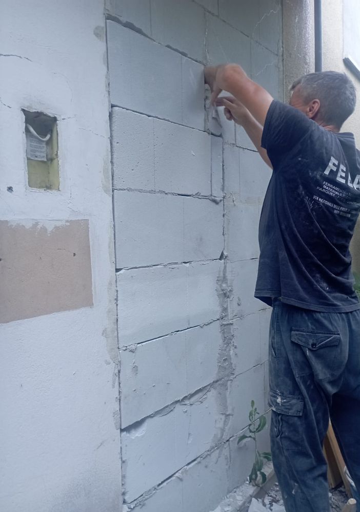 Case popolari, cacciati abusivi da una palazzina e murato l’ingresso