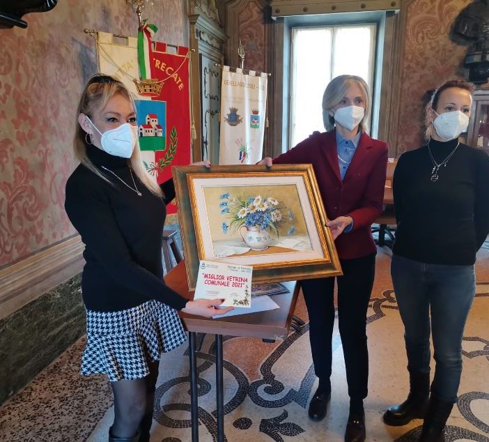 Trecate, premiati i vincitori dei balconi e vetrine addobbate