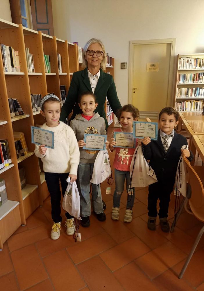 Biblioteca civica premia i piccoli lettori assidui: un riconoscimento per l'impegno nei laboratori creativi