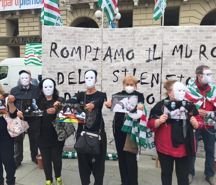 &quot;Basta, non siamo invisibili&quot;: sotto la Regione la protesta dei lavoratori delle Rsa [FOTO e VIDEO]
