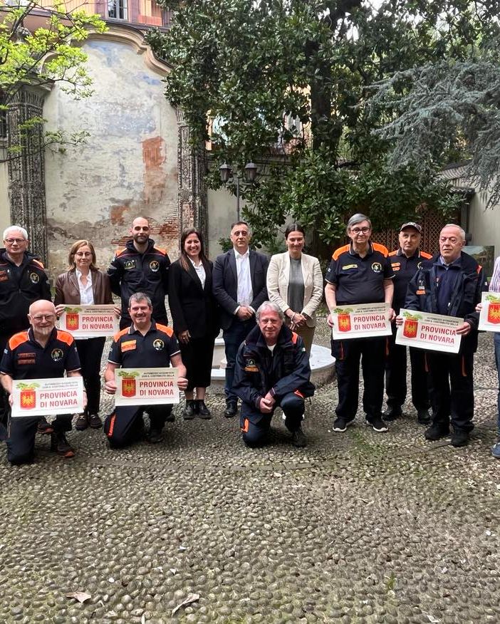 Consegna degli adesivi con il logo della Provincia di Novara
