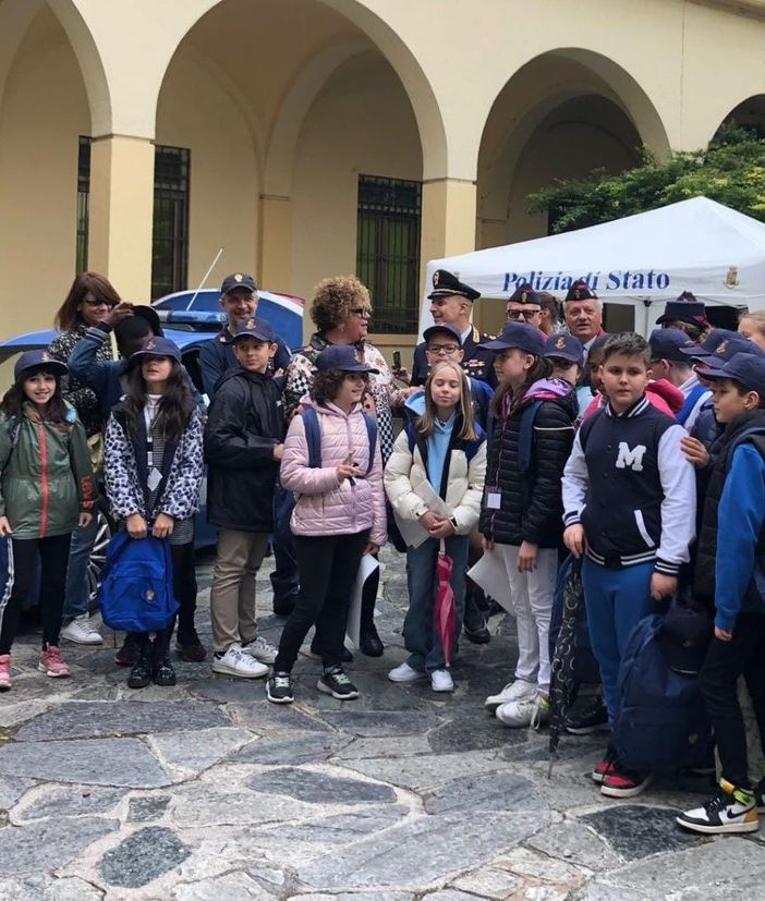 Il Consiglio dei Bambini di Novara chiude l'anno con una visita alla Questura: imparare sulla legalità e sicurezza