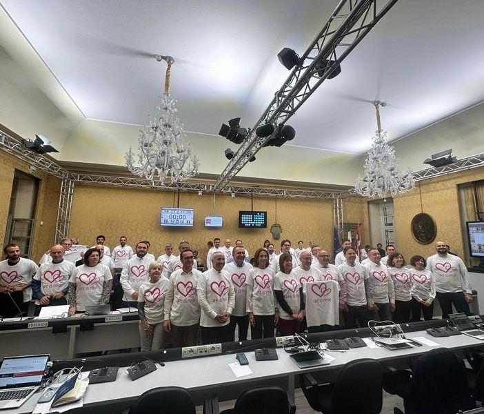 Life is Pink, il consiglio regionale si veste di rosa per promuovere la raccolta fondi contro i tumori