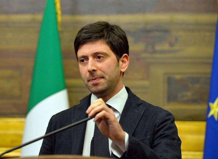 L'annuncio del ministro Speranza: &quot;Vaccino anti Covid da gennaio. Sarà gratuito e non obbligatorio&quot;