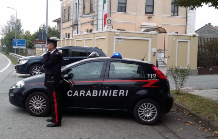 Dal Nord Ovest - Manda ai vicini un video di minacce in cui esibisce un'arma (finta): 38enne nei guai