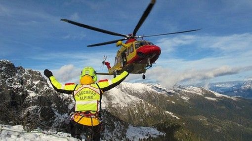 Scivola sul ghiaccio mentre percorre Sentiero dei Preti e precipita per 40 metri: biellese in ospedale