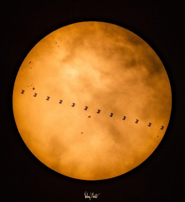 Curiosità:; Lo spettacolare passaggio della Stazione Spaziale Internazionale davanti al Sole