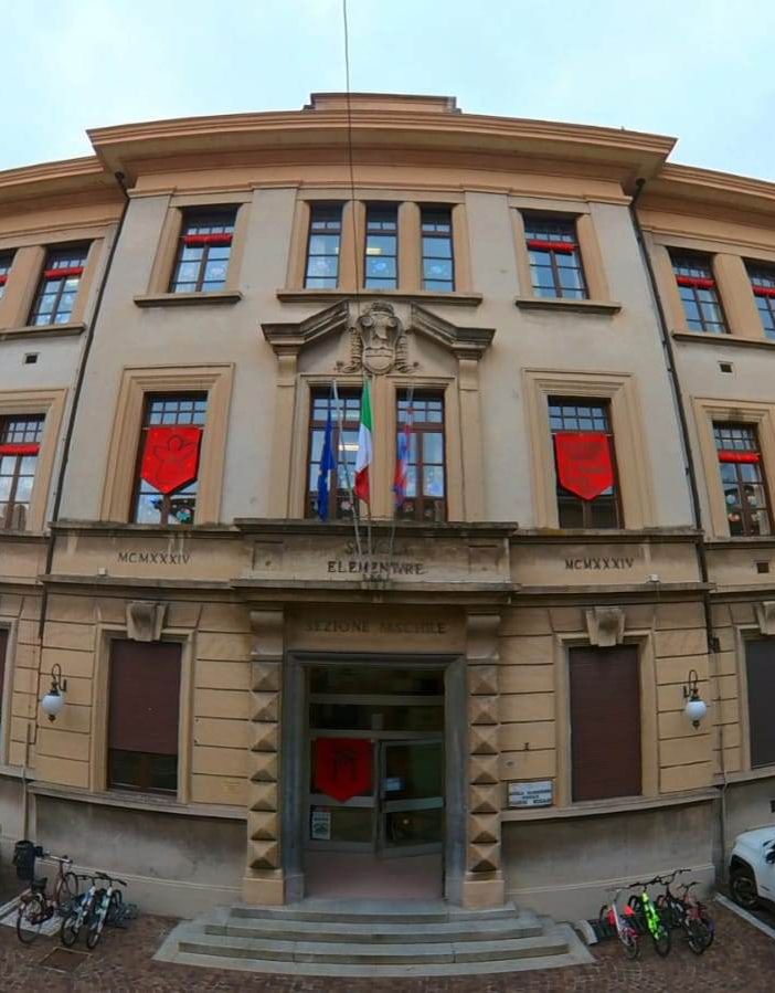La scuola di Trecate trasformata in un calendario dell’avvento