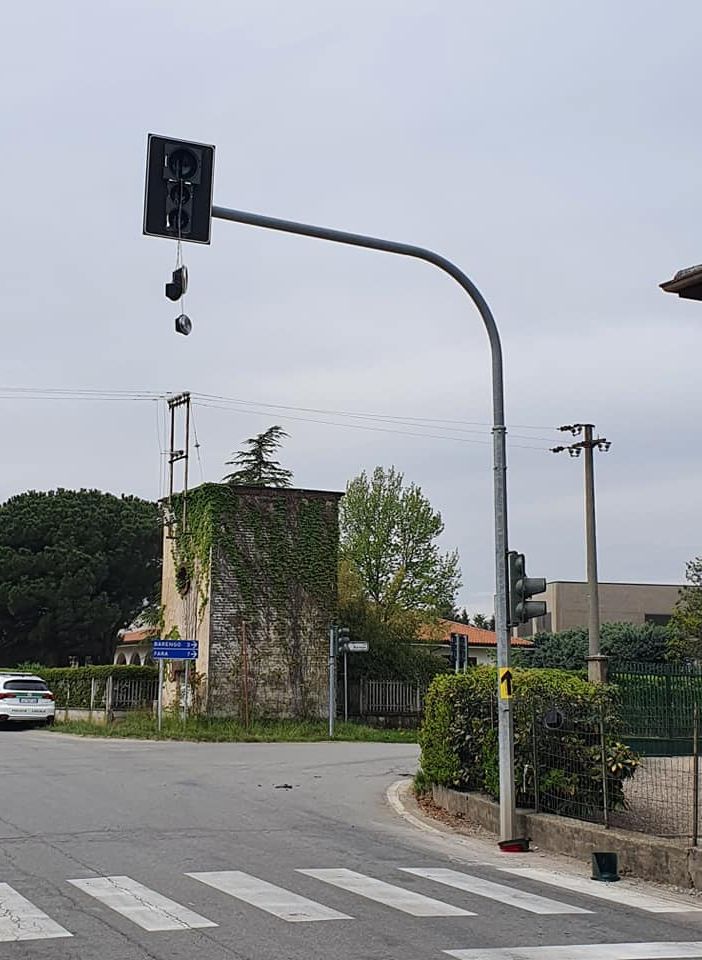 Momo, semaforo distrutto da un incidente