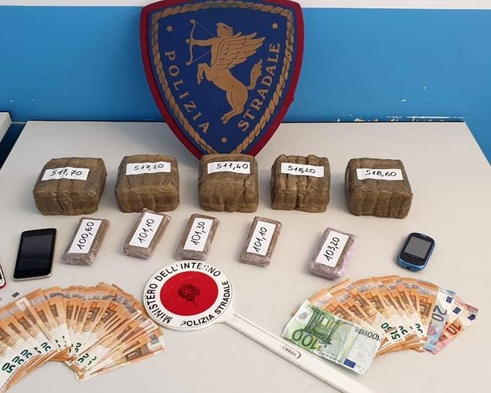 Viaggiavano tra Galliate e Novara con 3 kg di fumo, arrestati dalla Stradale