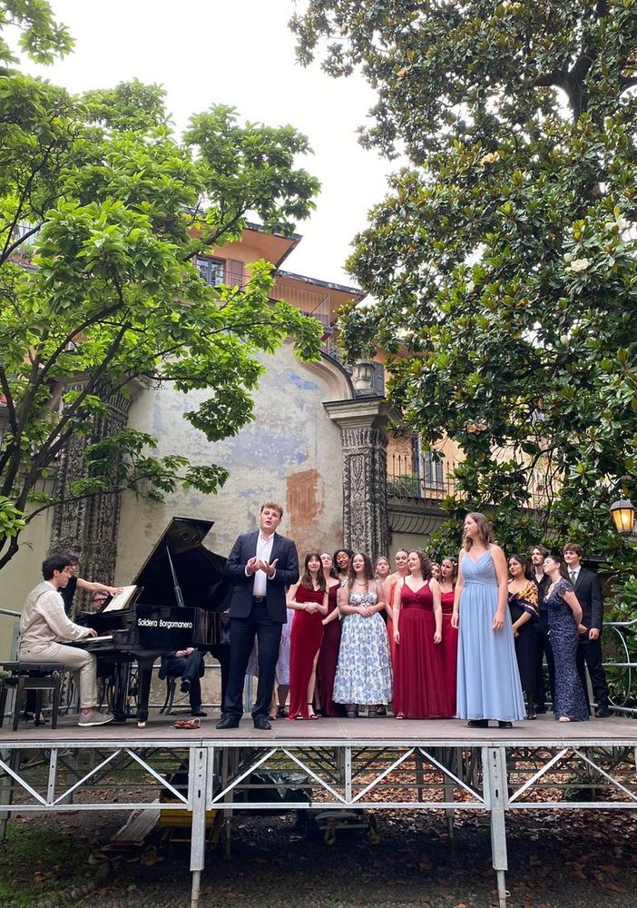 Successo per &quot;Si parla, si canta&quot; nel giardino di Palazzo Natta