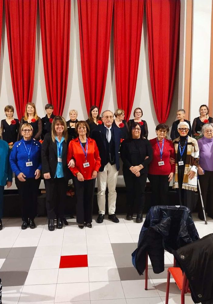 Grande successo per lo spettacolo benefico “Aspettando il Natale” a Trecate FOTO