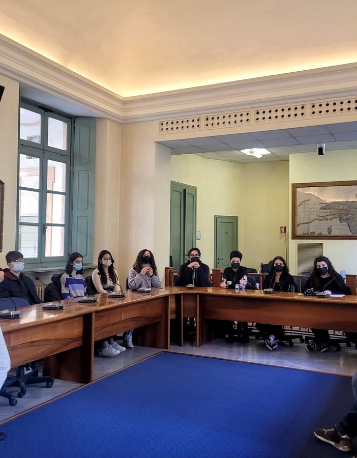 Gli studenti a Palazzo Natta per il progetto ‘Il teatro nello zaino’