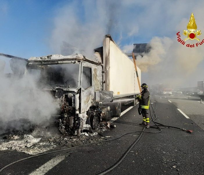 Dal Nord Ovest. A fuoco tir sulla Torino-Milano: chiuso un tratto dell'autostrada, lunghe code