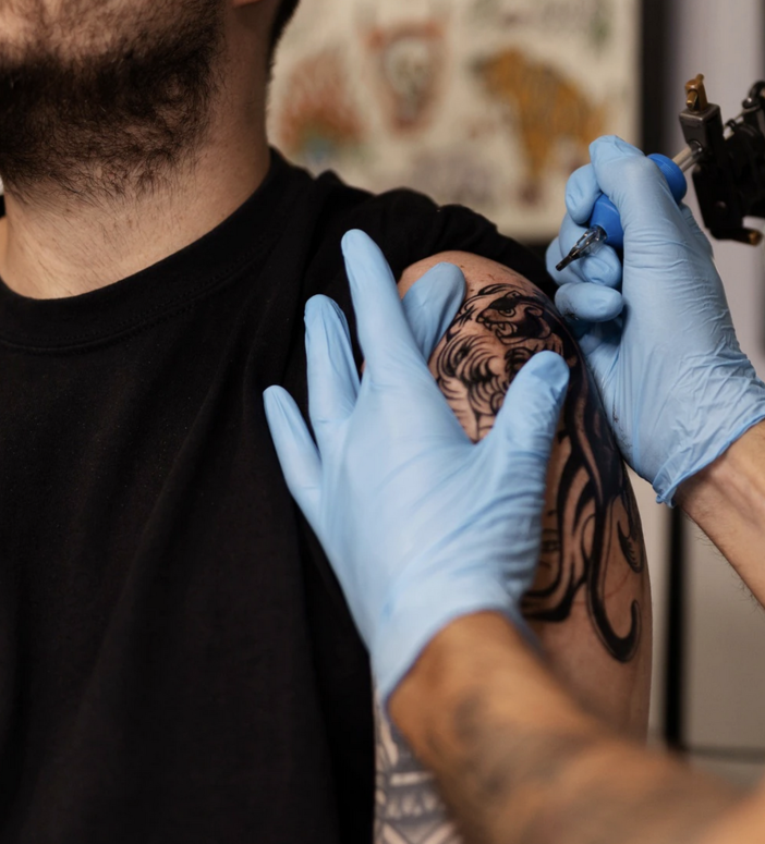Tatuaggi e piercing, rivoluzione in Piemonte: nuove regole e contrasto agli abusivi. VIDEO