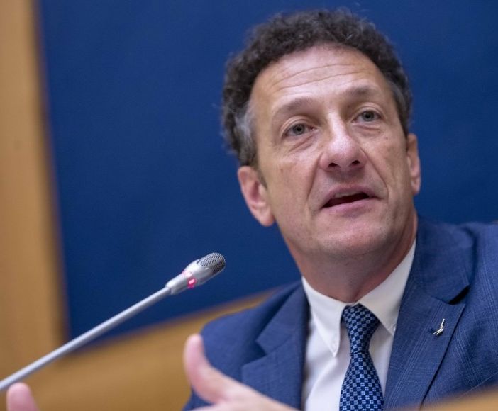 Coronavirus: Arona, il sindaco distribuisce mascherine “fai da te” e il Pd lo attacca