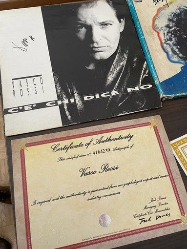 Dal Nord Ovest. Vendeva online l'anello del Papa, i calzoncini di Rocky e i dischi autografati dei Beatles e di Vasco: tutti falsi. Un torinese nei guai
