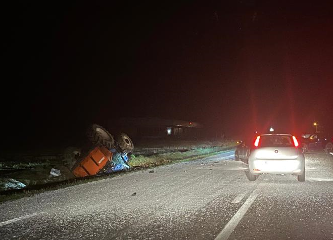Dal Nord Ovest. Scontro sulla Trossi, un trattore finisce ribaltato in un fosso