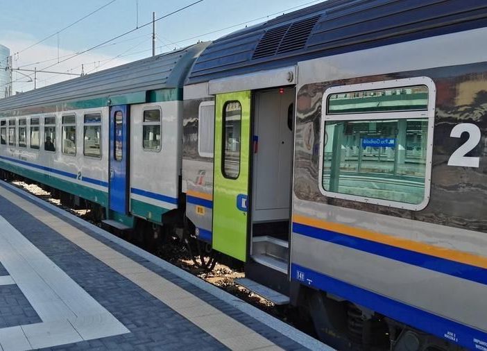 Regione, revocato dal 10 luglio l'obbligo di distanziamento su bus e treni extraurbani