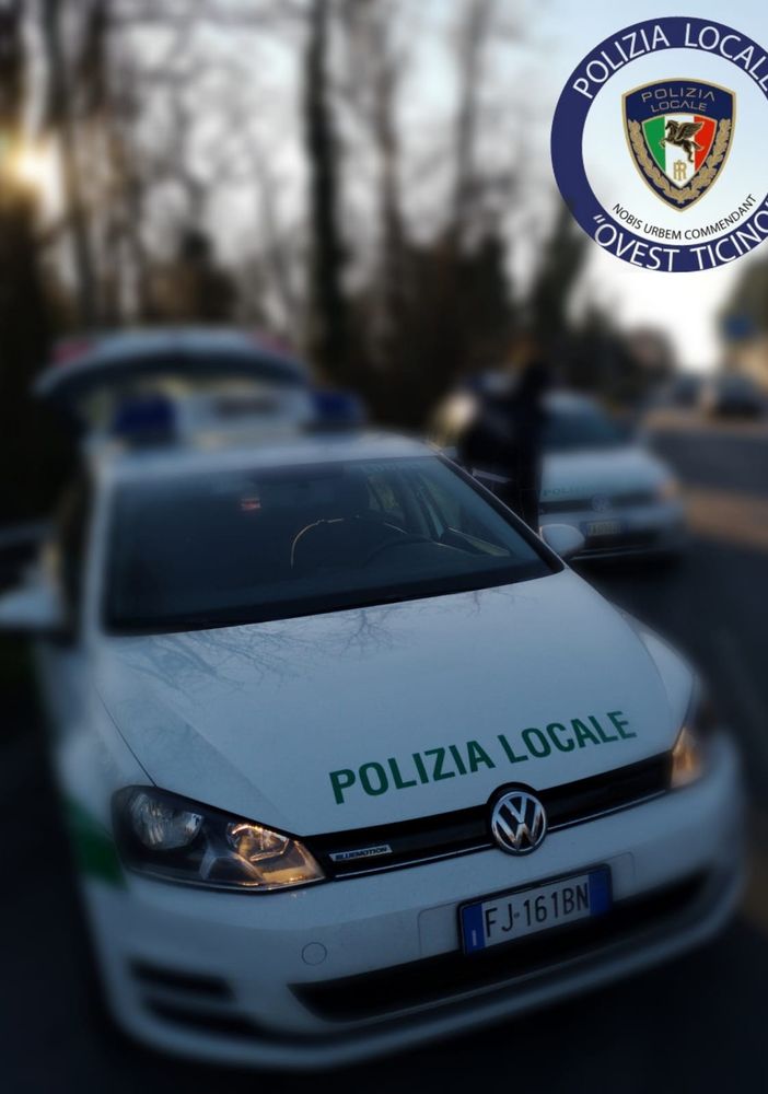 Chiacchierano seduti sulle panchine: tre cittadini trecatesi denunciati