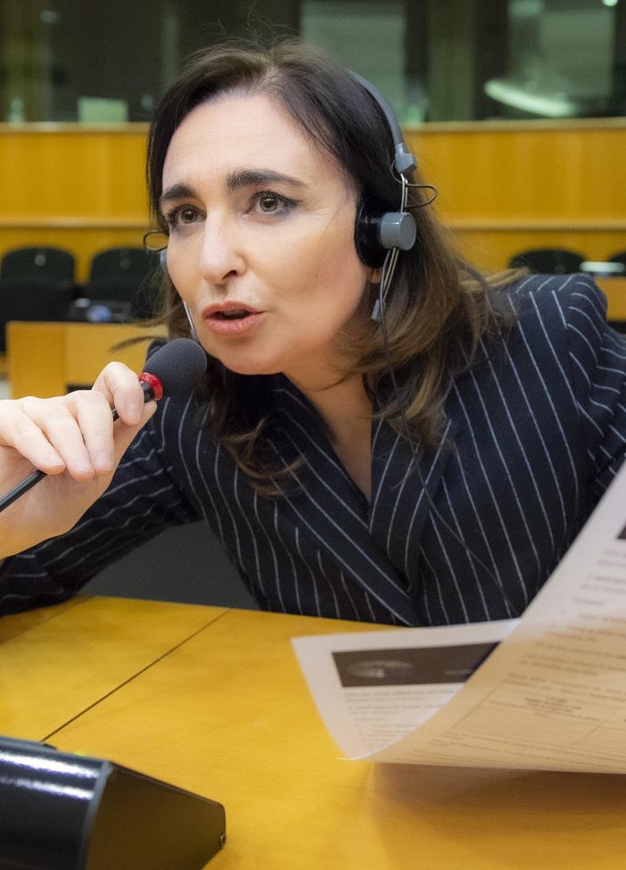''Etichette del vino: la Commissione europea rispetti gli atti di Parlamento e Consiglio''