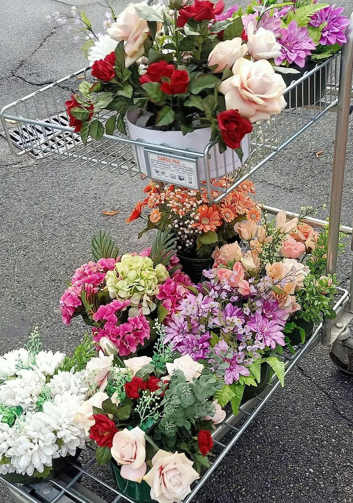 &quot;Porta un fiore a chi non e l'ha&quot;: posati sulle tombe disadornei fiori donati dai Trecatesi