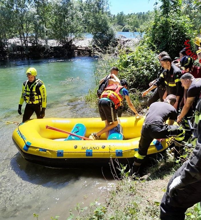 Quattro ventenni restano bloccati su un isolotto nel fiume Ticino: salvati dai vigili del fuoco