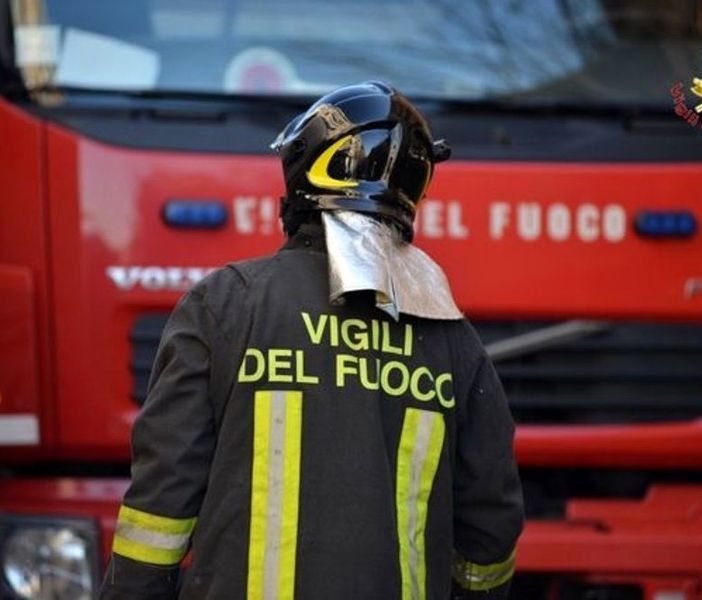 Dormelletto, incendio all’alba in un capannone: traffico rallentato e disagi per i pendolari