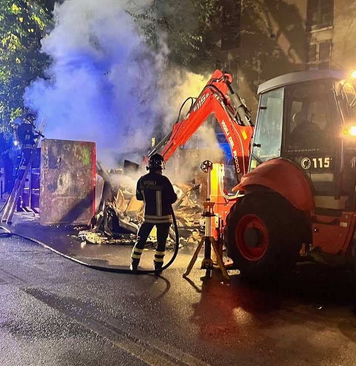 Incendio vicino alla stazione di Novara: intervengono i vigili del fuoco