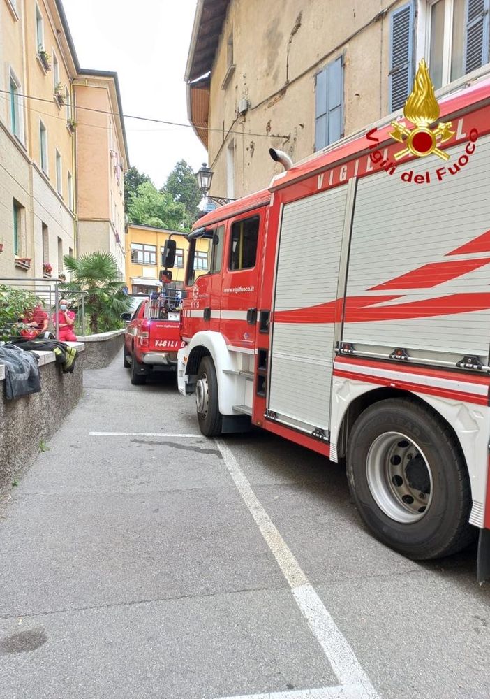 Brucia il vano di un ascensore a Gozzano, intervengono i Vigili del Fuoco