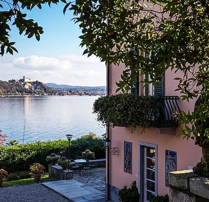 Dalla Stresa di Hemingway alla Meina di Disney e Mondadori  i luoghi dell'editoria raccontati come un romanzo