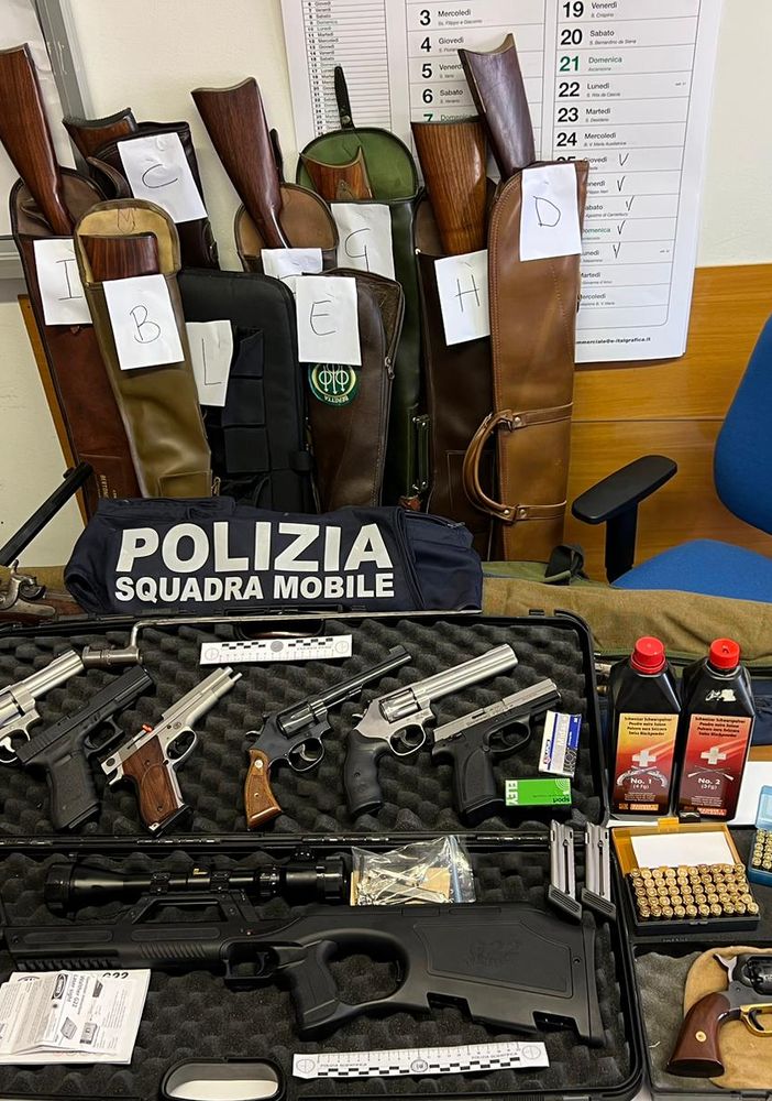 Spari contro una casa a Novara, sequestrate 49 armi e denunciate 4 persone
