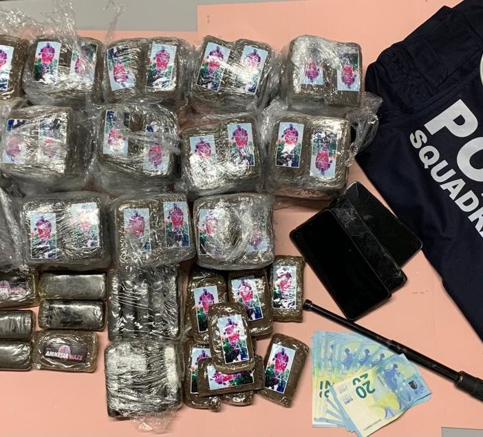 Arrestati due uomini con 16 chili di Hashish in macchina
