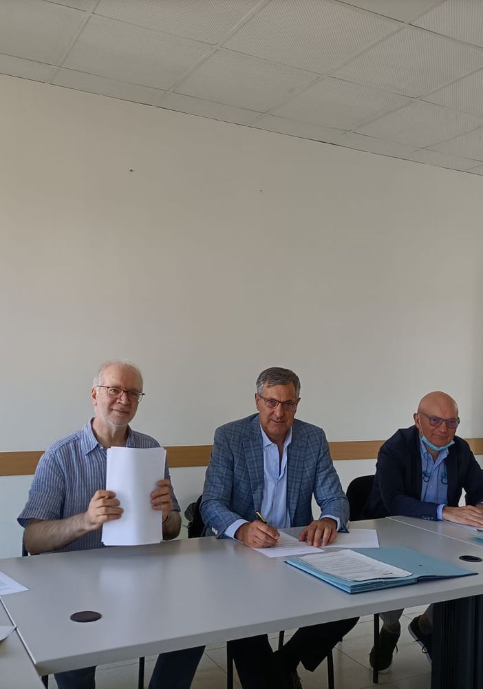 Foto dell'accordo siglato nella sede dell'Assessorato regionale alla Sanità