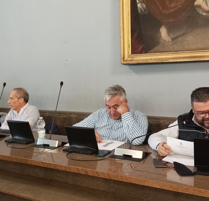 Consigliere di maggioranza attacca la stampa, i cronisti abbandonano l’aula