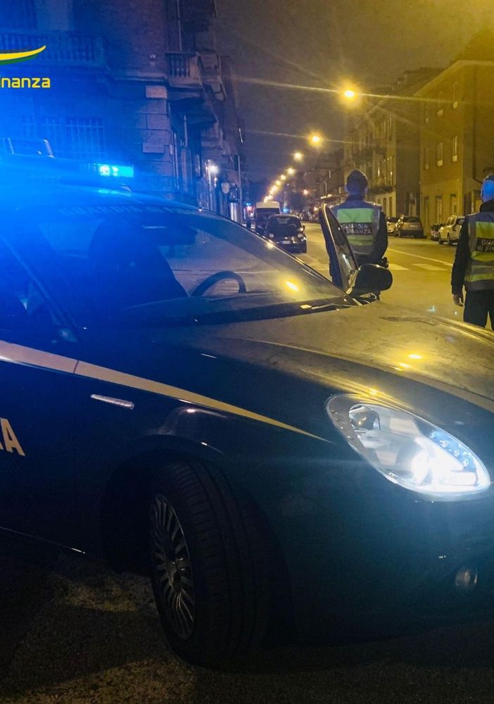 Traffico di prodotti contraffatti nei mercati di Piemonte, Liguria e Lombardia: indagate 17 persone