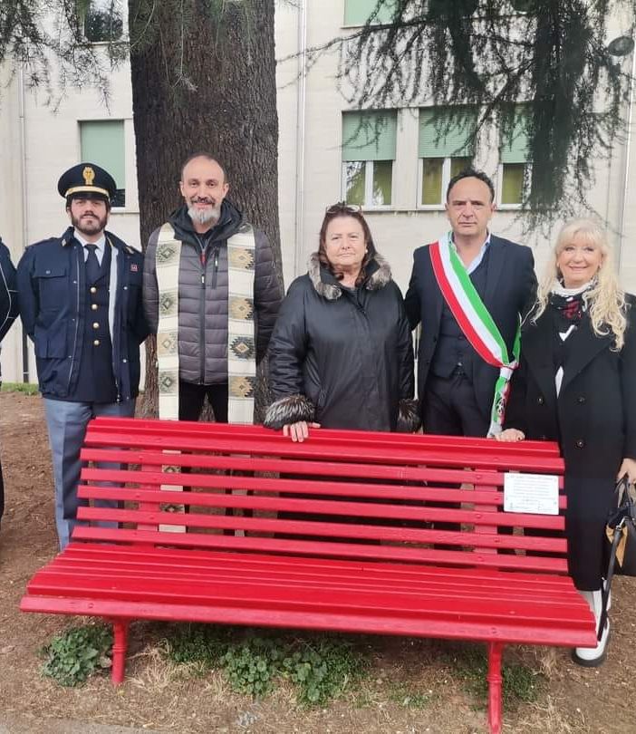 Inaugurata la panchina rossa a Galliate