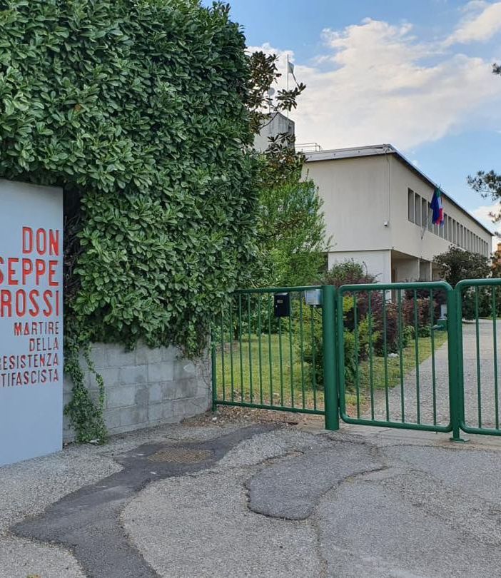 Restaurato pannello intitolativo della  scuola secondaria di primo grado &quot;Don G. Rossi&quot; di Varallo Pombia