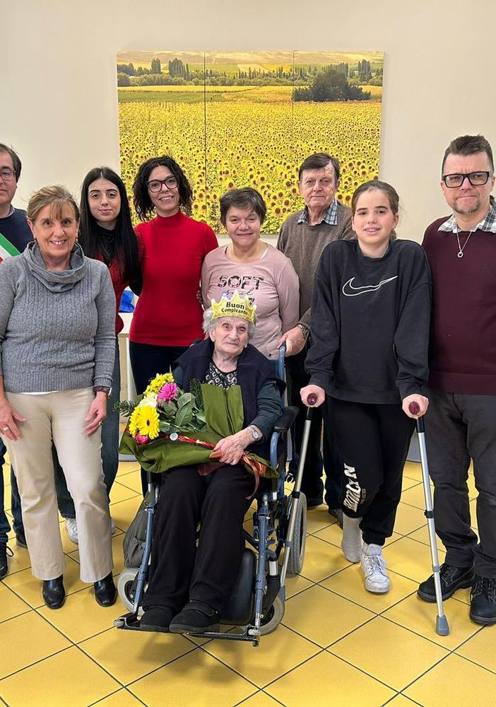 Nonna Adriana spegne 102 candeline: una festa di amore a Romagnano Sesia